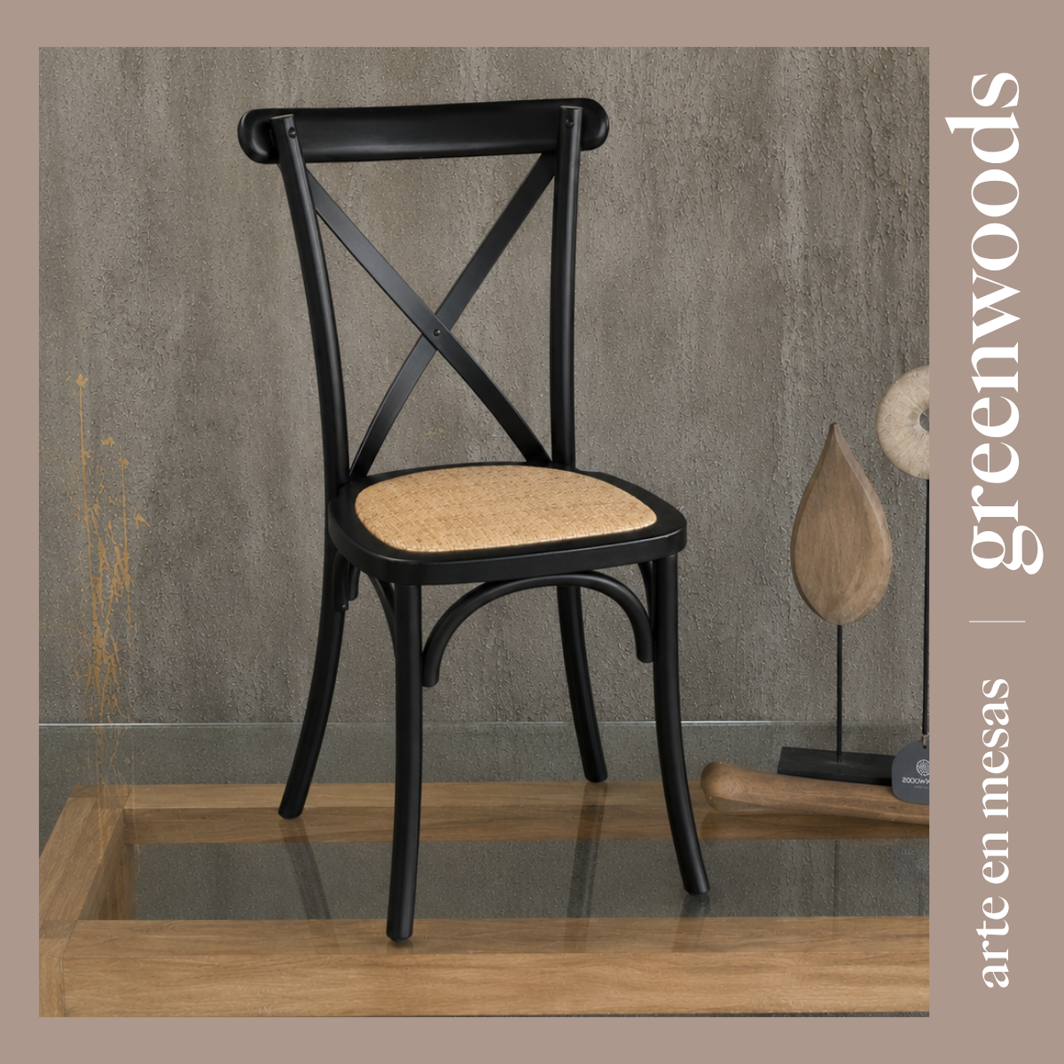 Silla de comedor negra con respaldo en cruz y asiento de ratán natural, Greenwoods.